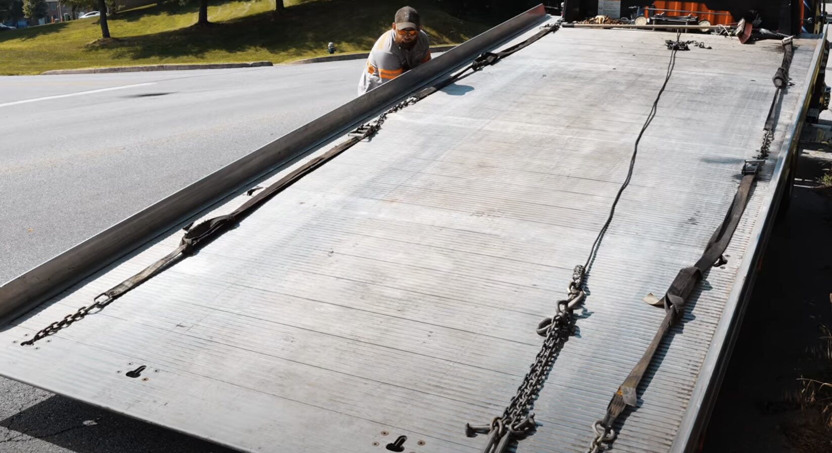 Flatbed Towing Service for Safe Vehicle Transport Professional flatbed tow truck for safe vehicle transportation